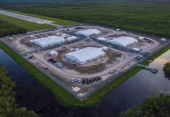 Қолтырауындар мен алып жыландар қоршаған түрме салынады