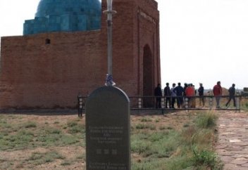 Елімізде ауқаттылар тарихи ескерткіштердің жанында туыстарын жерлеуді сәнге айналдырды