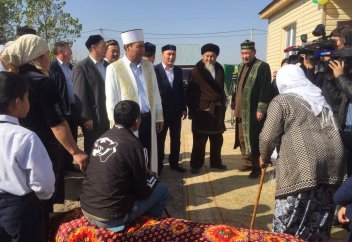 ДІН ҚЫЗМЕТКЕРЛЕРІ ӘЛ-АУҚАТЫ ТӨМЕН ОТБАСЫҒА ҮЙ САЛЫП БЕРДІ