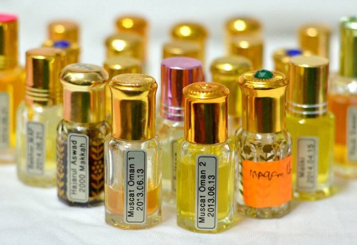 Российская молодежь скупает масляные духи в мечетях и церквях