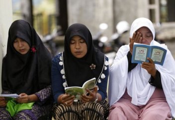 Ерлер мен әйелдерге мотоциклмен бірге жүруіне тыйым салынды