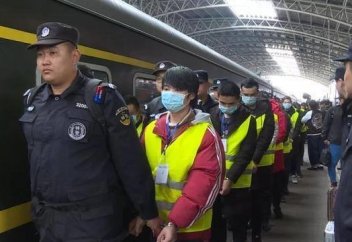 Моңғолиядан депортацияланған 800 қытай: Бейжің оларды қалай қарсы алды?