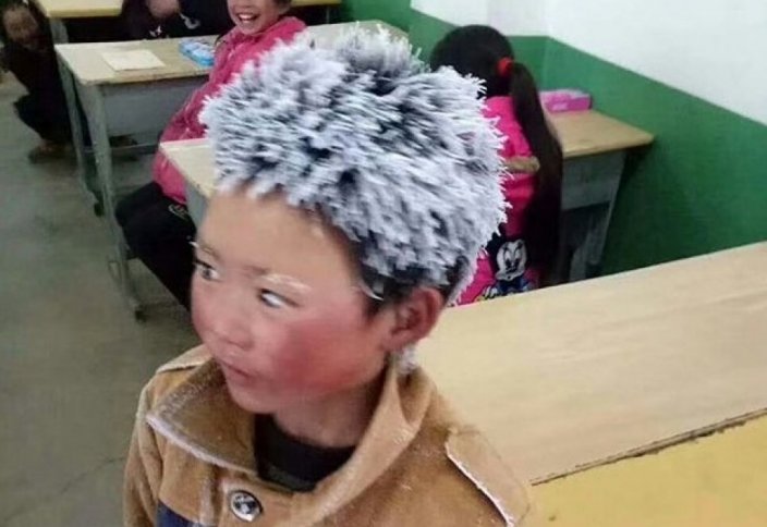 Аязды күні мектепке 5 шақырым жол жүріп келген 8 жастағы оқушы (фото+видео)