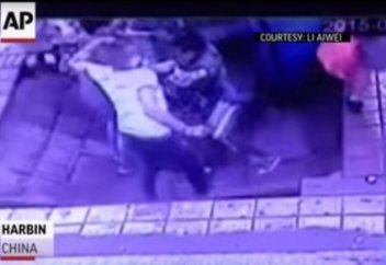 Қытайда адамдар тұрған автобус аялдамасы жер астына түсіп кетті (видео)