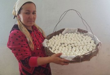 Құрты мен майын сатып отбасын асырайтын ананың бір күні (фото)