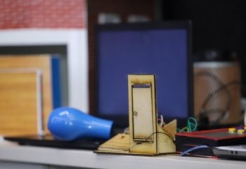 Үй есігін кілтсіз ашу үшін телефоныңызға арнайы қосымша орнатуыңыз керек - жас өнертапқыш