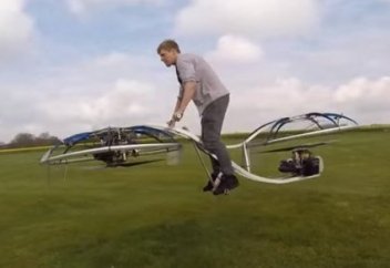 Шартарап: Ұлыбританиялық инженер ұшатын мотоцикл құрастырды (видео)