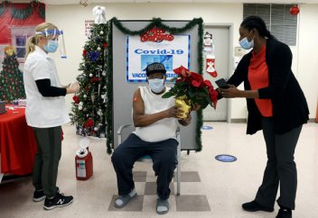 Как проходит вакцинация от COVID-19 в разных странах. Фоторепортаж . Вакцина от Covid-19: мусульманские ученые приняли решение