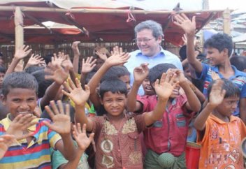 Казахстан передал гуманитарную помощь беженцам рохинджа