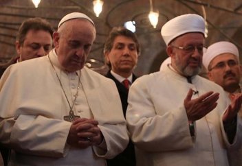 Рим Папасы мешітте құлшылық етті