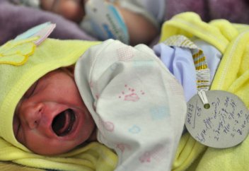 Не сұрайды мына бала...?