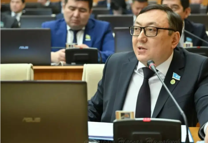 Ата-анасын қарттар үйіне тапсырғандардың жалақысынан 50 пайыз ұстау керек – депутат