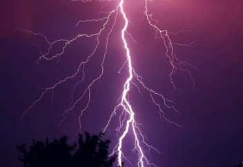 «Красные молнии»: чрезвычайное природное явление засняли в небе Новой Зеландии (ВИДЕО)