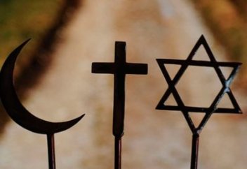 Діни атрибутты киімдерді мемлекеттік қызметтерге киіп келуге тыйым салынды