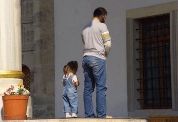 Намаз оқып тұрып түшкірген адам «әлхамдулилләһ» деп айта ма?