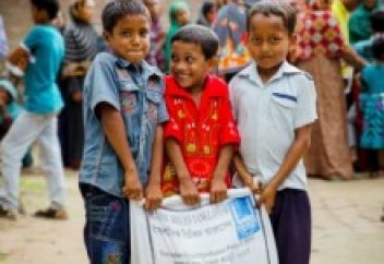 Будда монахтары мұсылмандарға ауызашар беруде