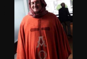 Священник произвел фурор, надев хиджаб поверх рясы
