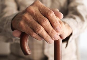 Ораза ұстай алмайтын қарт кісілер ұстамаған оразасы үшін пидияны қалай есептеп береді?