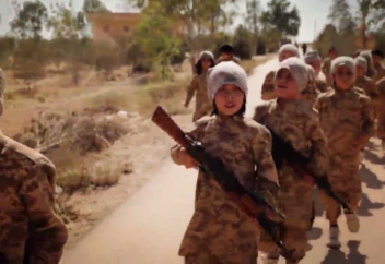 Детский тренировочный лагерь  ДАИШ терпит убытки – побег (видео)