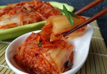 Корея елшісінің жұбайы етпен үйлесетін корей тағамын әзірлеуді үйретті (видео)