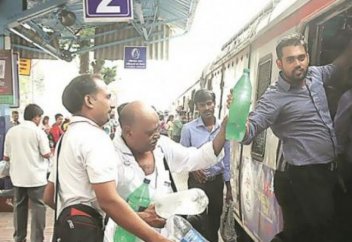 Жетпіс үштегі қария жолаушыларға күн сайын тегін су таратады