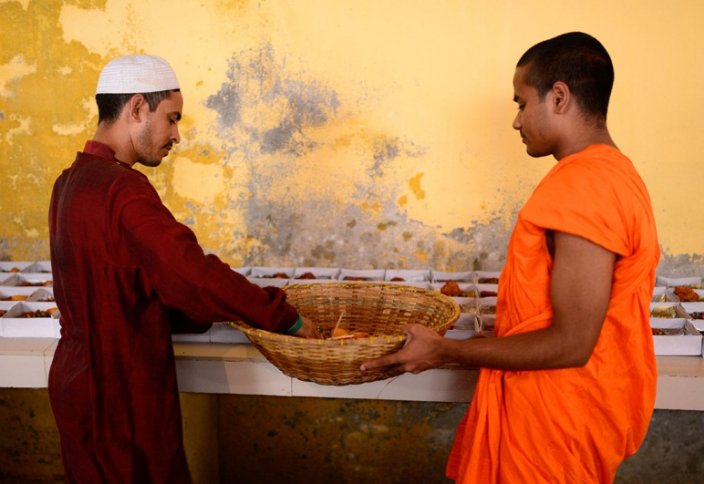 Буддийские монахи из Бангладеш готовят ифтары для постящихся