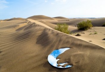 Аспан мен Жерді айна арқылы жалғаған суретші (фото)