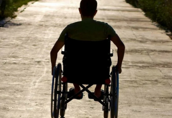 Инвалидам первой группы собираются доплачивать за отсутствие личного помощника