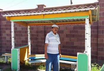 Шымкент тұрғыны 100 түп терек отырғызып, аялдама тұрғызды (ФОТО)