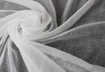 Шаш көрініп тұратындай селдір орамал тағып, намаз оқыса бола ма?