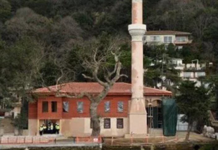 Турецкие волонтеры возродили трехсотлетнюю деревянную мечеть на берегу Босфора