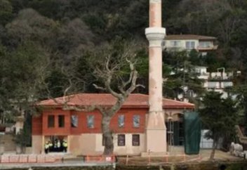 Турецкие волонтеры возродили трехсотлетнюю деревянную мечеть на берегу Босфора