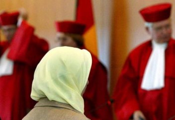 Конституционный суд встал на сторону учительницы в платке