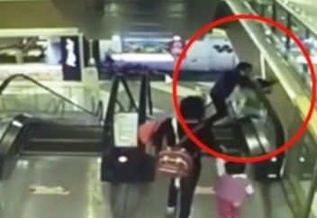 Балаларыңызға абай болыңыздаршы! Әжесі төрт айлық немересін эскалатордан құлатып өлтіріп алды  (видео)