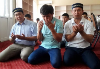 БЕЛГІЛІ ӘНШІ ДҮКЕНІН НАМАЗХАНА РЕТІНДЕ АУЫЛДАСТАРЫНА СЫЙҒА БЕРДІ