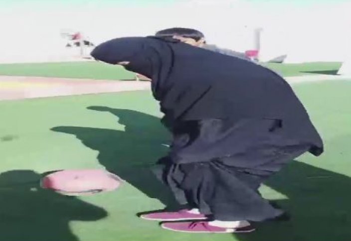 Саудовская футболистка в никабе демонстрирует технику владения мячом (ВИДЕО)