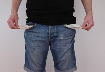 Экономисты: Налог на бедность – не выход, а тупик