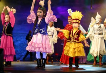 Стилист мектеп формасын қазақи нақышта тігуге шақырды