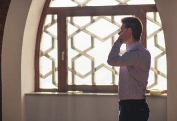 Намазда «Аллаһу әкбәр» сөзін «әкбәәр» деп созып айтса, намаз бұзыла ма? Қалай айтса бұзылады?