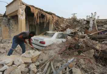 На северо-Западе Ирана растет число жертв землетрясения (ВИДЕО)