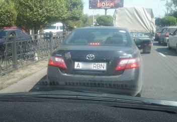 Алматы көшесінде фашизм белгісі бар автокөлік жүр