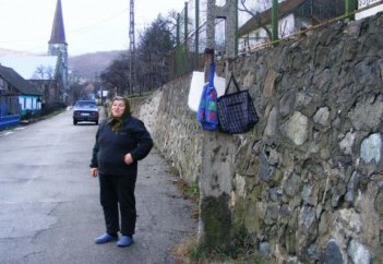 СМИ нашли деревню, жители которой оставляют деньги на изгородях у дома