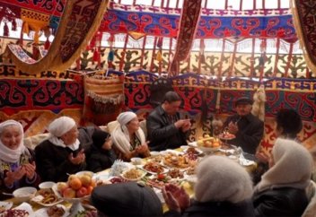 «Ас ішер алдында қол жайып, дұға ету – дінде жоқ, бидғат» дейді. Осыған не дейсіз?