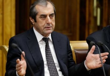 Тәжіктер қара киімнен бас тартады