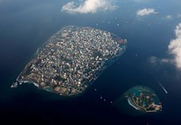 Китай обвинили в попытке подкупить Мальдивы 1500 тоннами питьевой воды