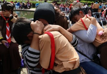 Индонезиялық оқушылар ата-ананы сыйлаудың мұсылманша үлгісін көрсетті (ФОТО)