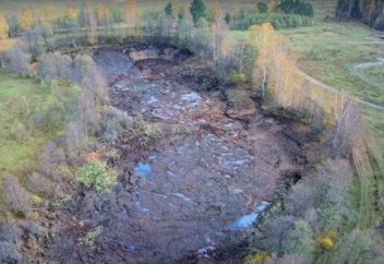 Ресейде көл аяқ астынан жер астына кетті (видео)