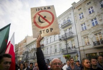 Постсоветские страны, как Венгрия, Польша, Чехия и Словакия, на государственном уровне практикуют религиозную сегрегацию