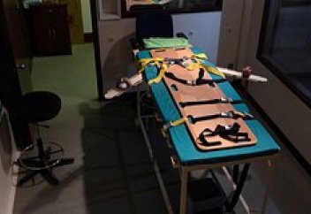 В США отложили казнь убийцы после часа попыток попасть иглой в вену