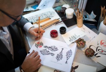 Каллиграфия – өз алдына бөлек тұтас әлемнен тұратын дербес өнер (фото+видео)